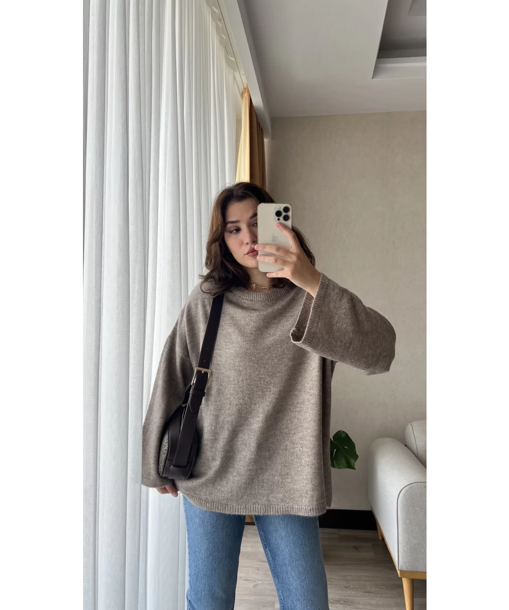 Cafe Round Neck Pullover