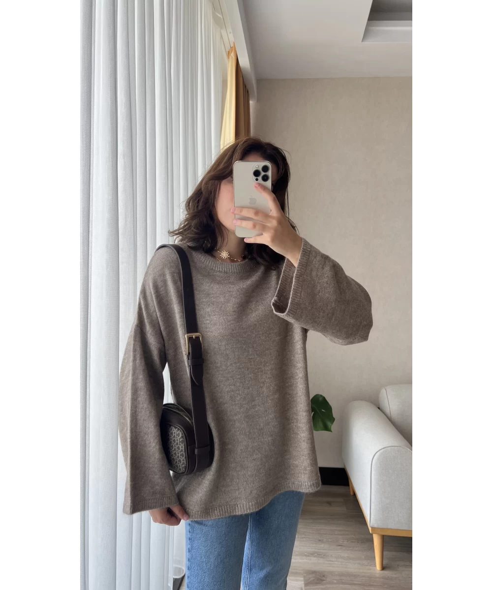 Cafe Round Neck Pullover